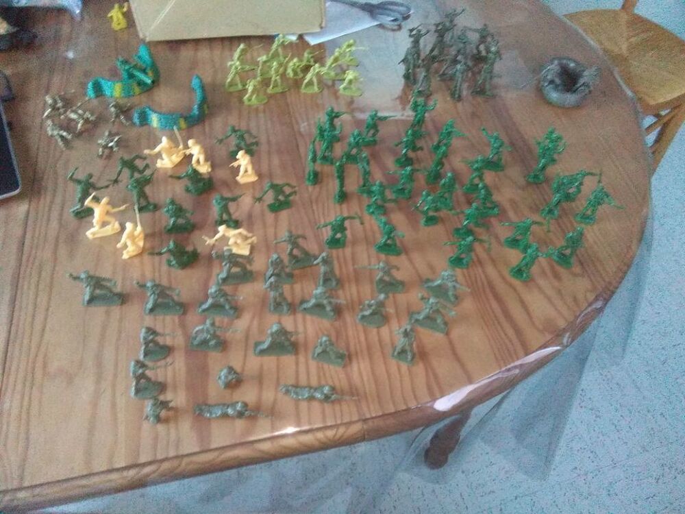 PETITS SOLDATS EN PLASTIQUE VINTAGE Jeux / jouets
