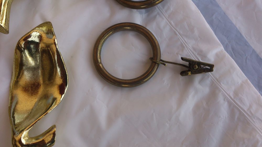 barre de rideau et embouts acier dor&eacute;s Décoration