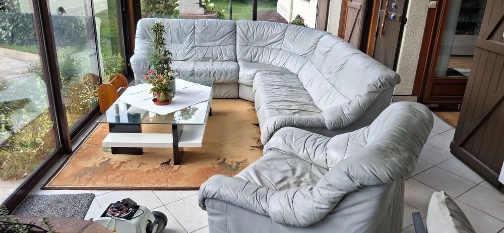 canap&eacute; angle 7 personnes +un fauteuil + une table basse Meubles