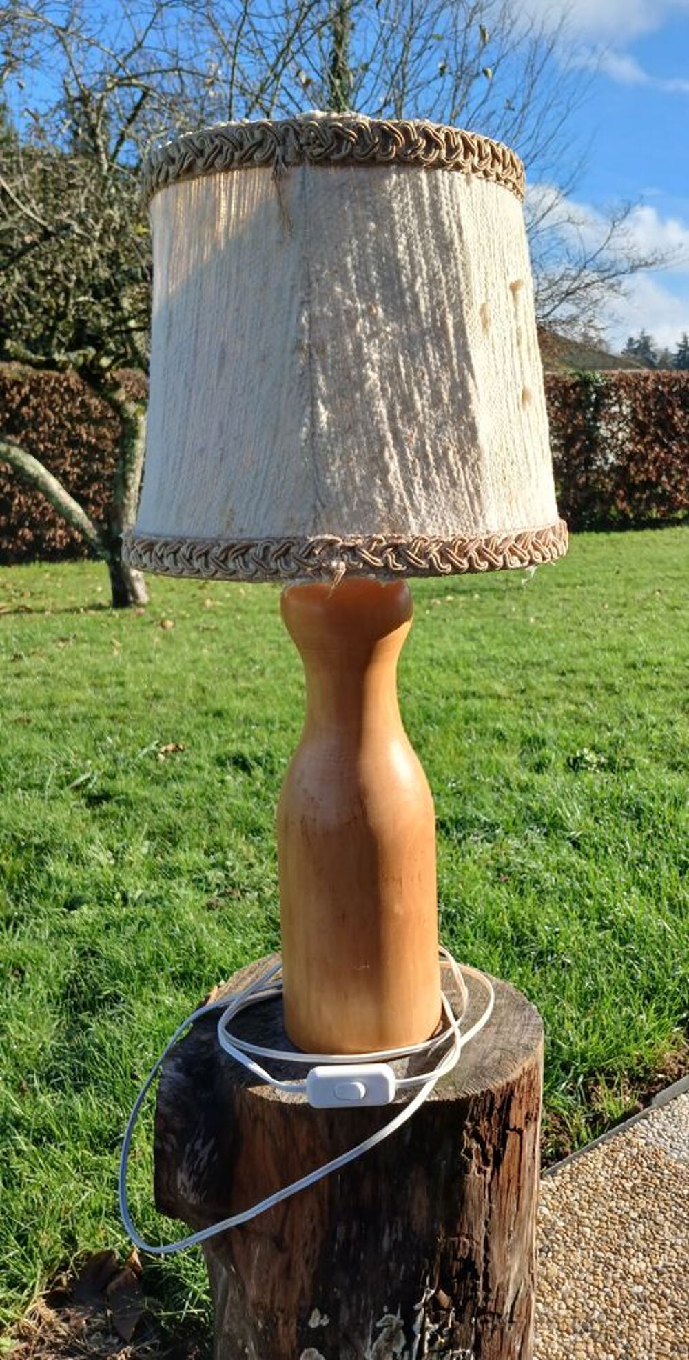 LAMPE SUR PIED FORME QUILLE EN BOIS AVEC ABAT-JOUR Décoration
