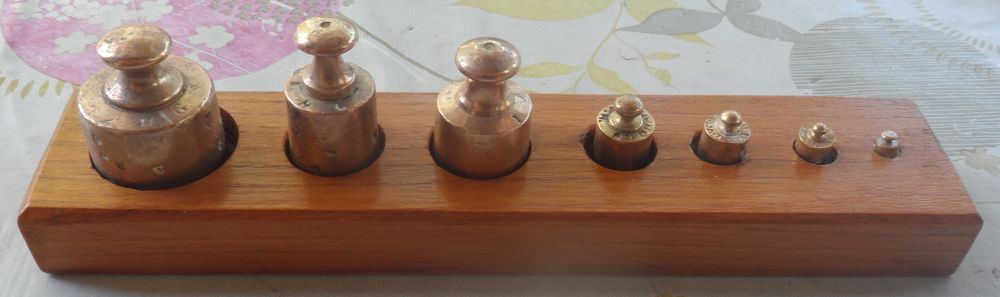 Coffret de 7 poids en cuivre en ligne 
Super &eacute;tat Décoration