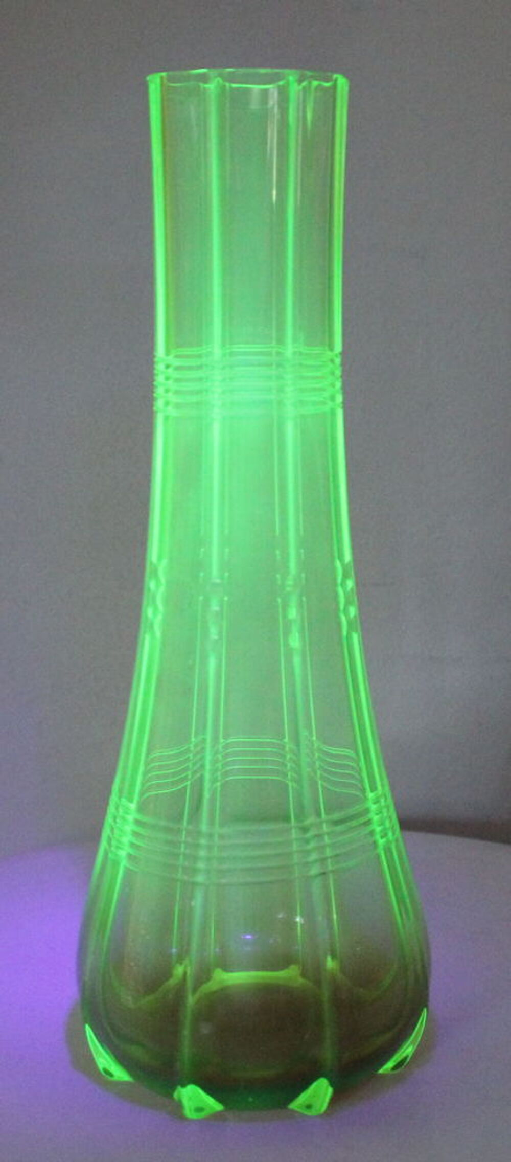 Vase grav&eacute; et bicolore en ouraline, uranium glass Décoration