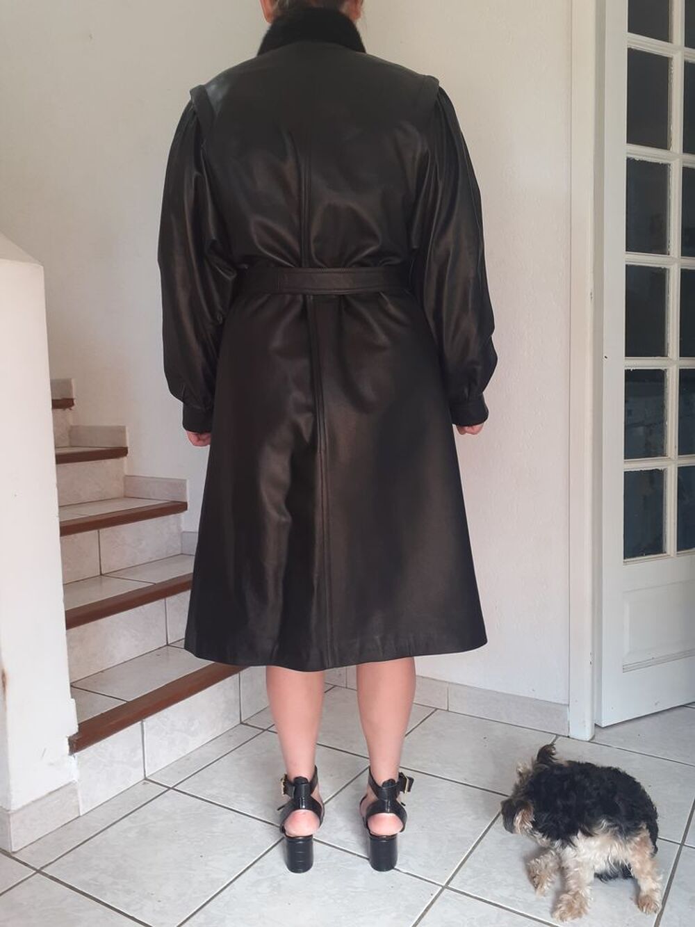 Manteau long en cuir noir
Vêtements