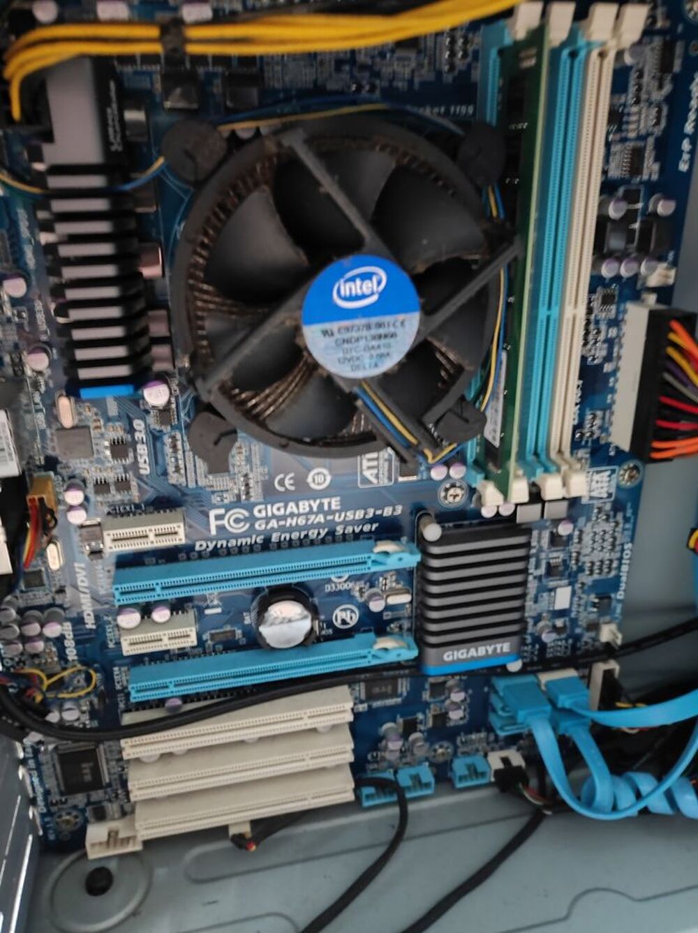 PC TOUR GIGABYTE AVEC SOURIS ET CLAVIER SANS FIL SANS ECRAN Matériel informatique