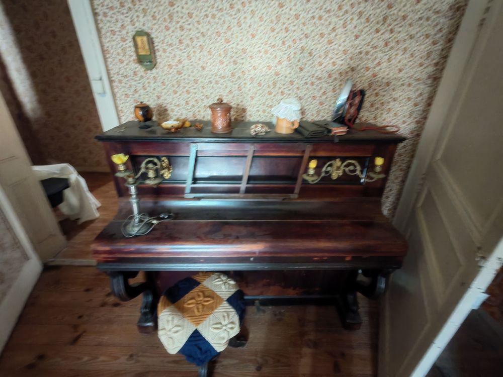 piano ancien droit 