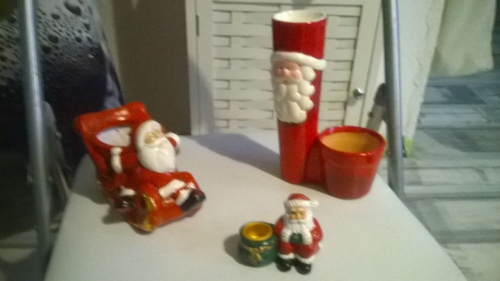3 jolies d&eacute;corations de Noel en c&eacute;ramique
Pere Noel en tra&icirc; Décoration