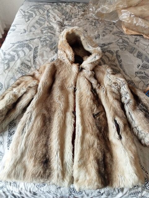 VESTE A CAPUCHE EN ACRYLIQUE 0 Marquefave (31)