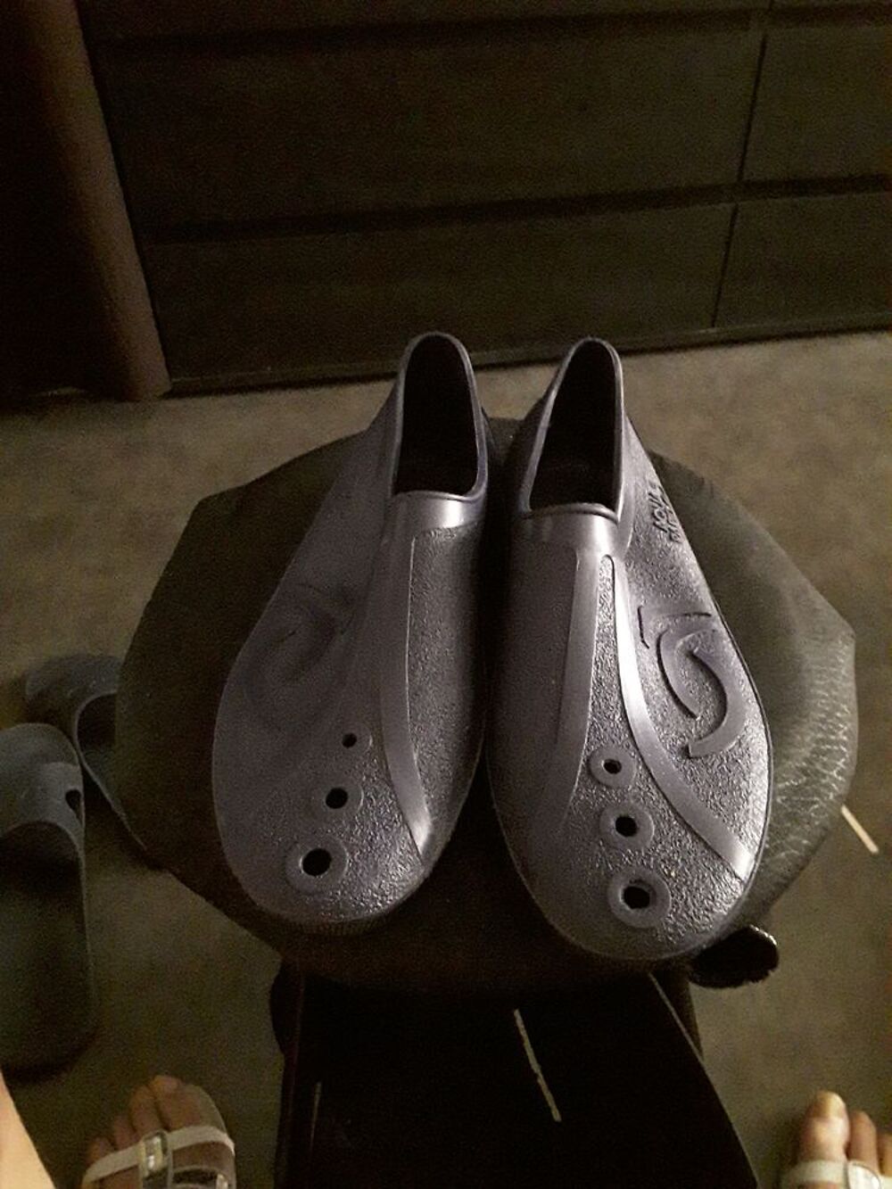 une paire de chaussures de plage, plong&eacute;e neuve Chaussures