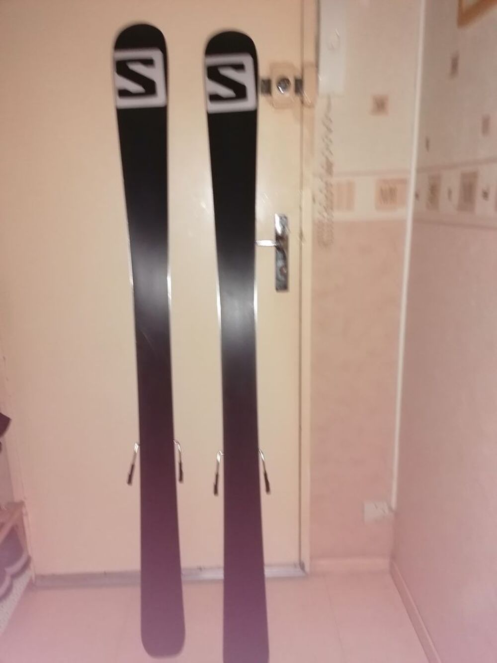 Skis homme Salomon en tr&egrave;s bon &eacute;tat,rouge et noir 161 cm Sports