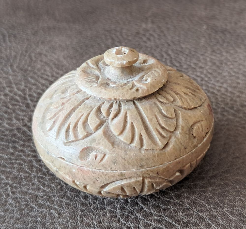 petite bo&icirc;te d&eacute;corative en pierre pilulier sculpt&eacute;e Décoration