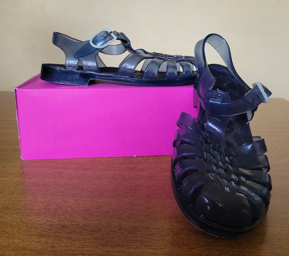CHAUSSURES de Plage et d'eau. (Squelettes) taille 35/36 .
Chaussures enfants