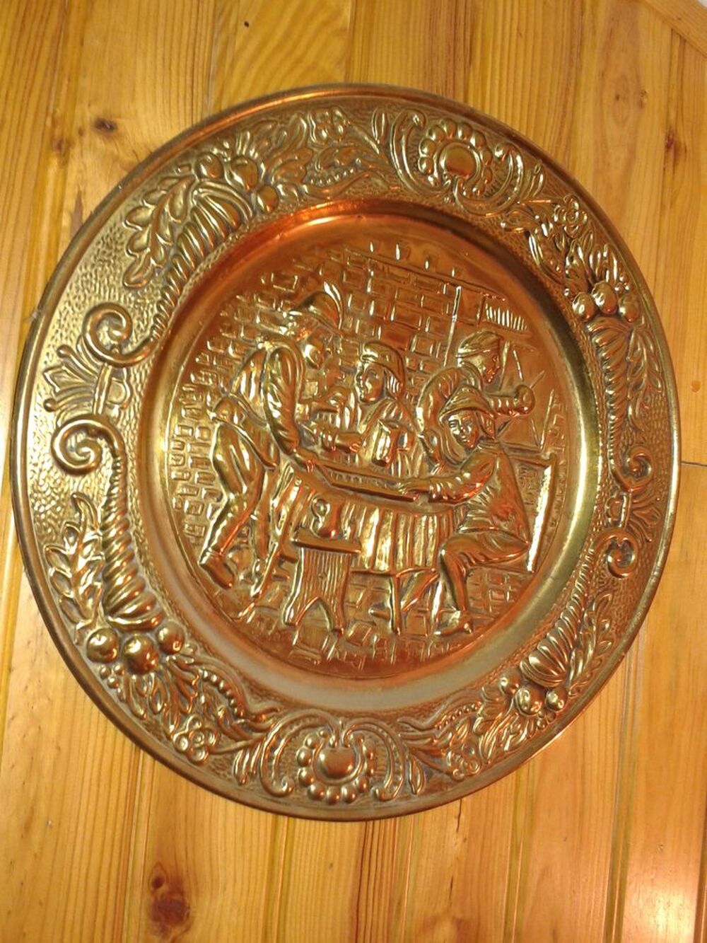 Paire de plateaux cuivre repouss&eacute; Tenier Décoration
