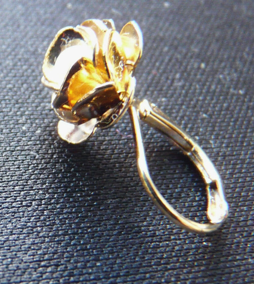Boucles d'Oreilles dor&eacute;es en forme de Rose et petite perle Bijoux et montres