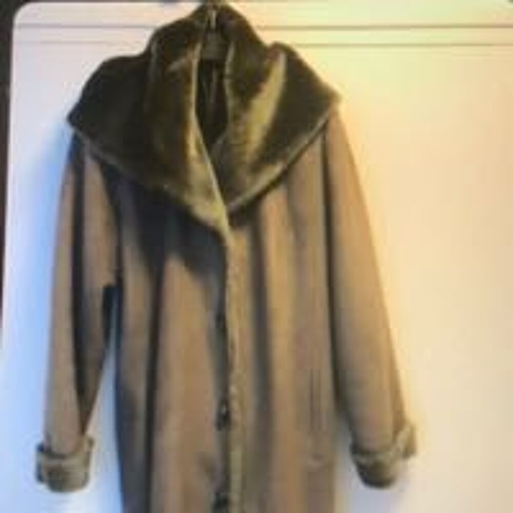 MANTEAU marque " MADELEINE &acirc;€˜" fa&ccedil;on peau lain&eacute;e long Taupe impeccable Vêtements