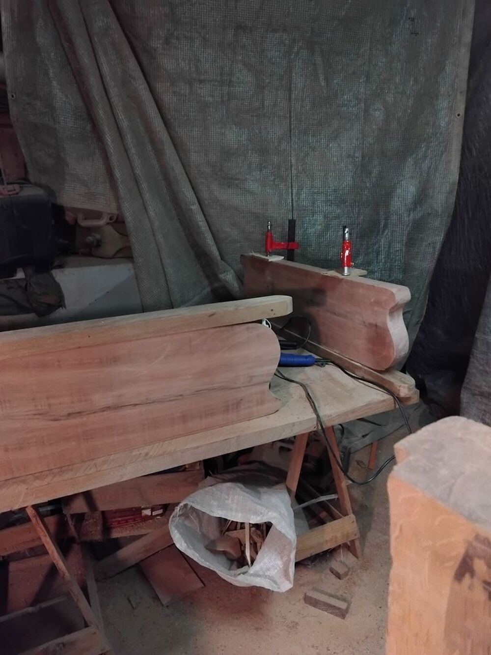 tr&egrave;s belle table de ferme ch&ecirc;ne massif
Et une table de salon Meubles
