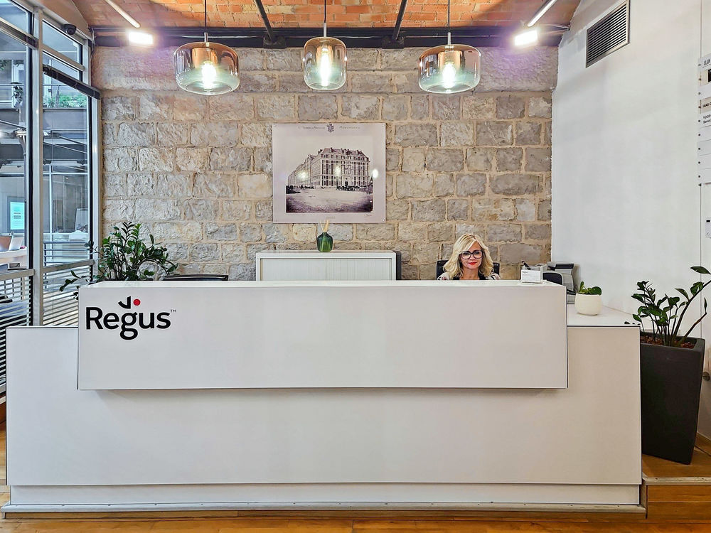   Trouvez un espace de bureau à Marseille Les Docks  pour 5 personnes  où tout est pris en charge Marseille 2