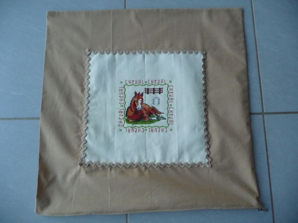 Housse de coussin broderie cheval - Neuve Décoration