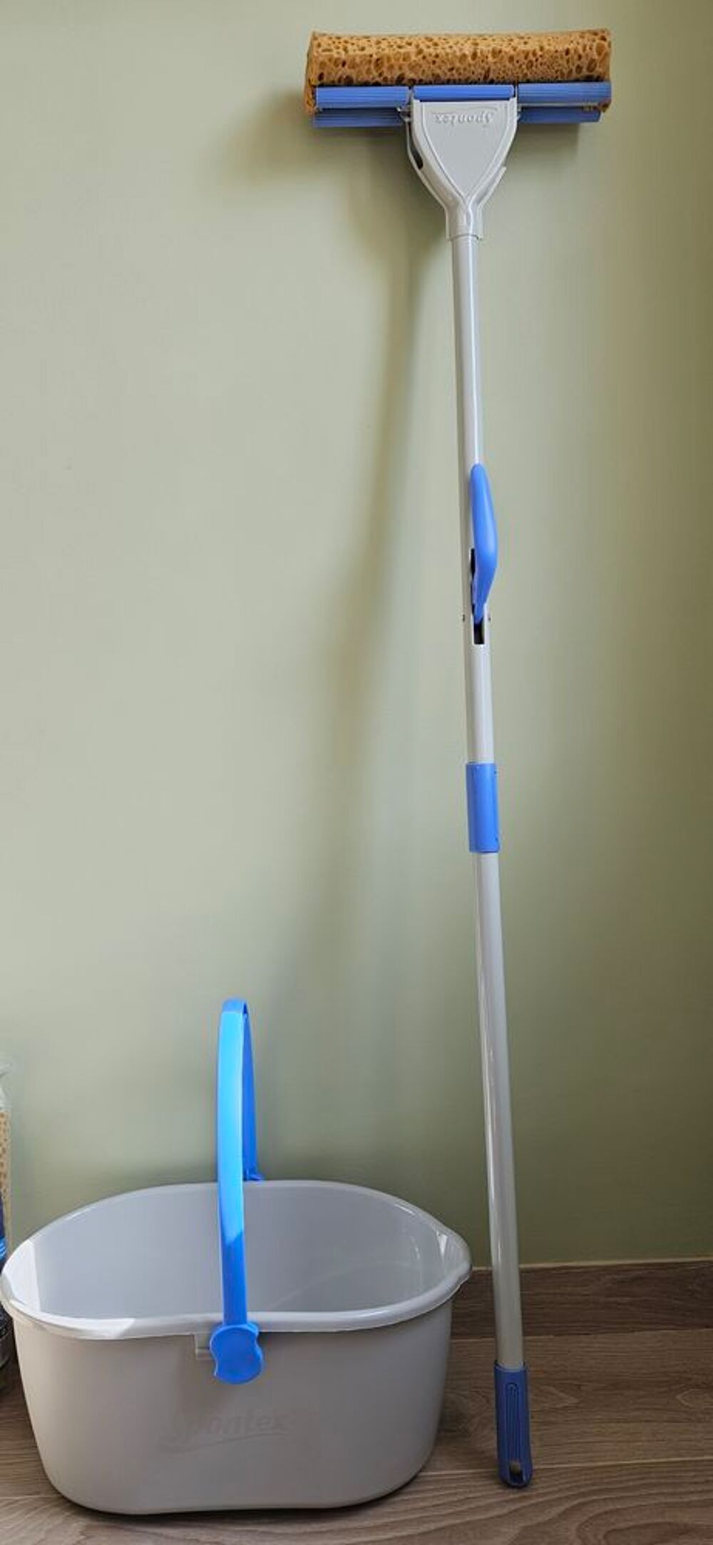Ensemble Spontex : Balai-&eacute;ponge essorage int&eacute;gr&eacute; + seau de 1 Bricolage