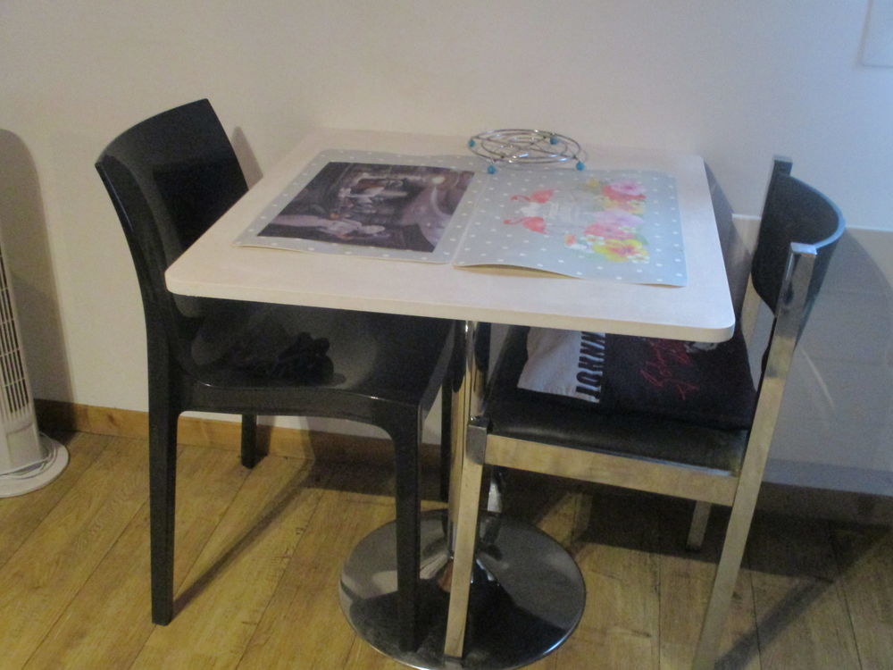 Petite table avec 2 chaises plastique Meubles