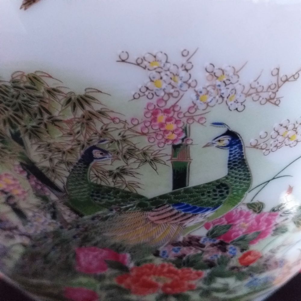 VASE ovale en porcelaine du JAPON, &agrave; d&eacute;cor de fleurs et paons Décoration