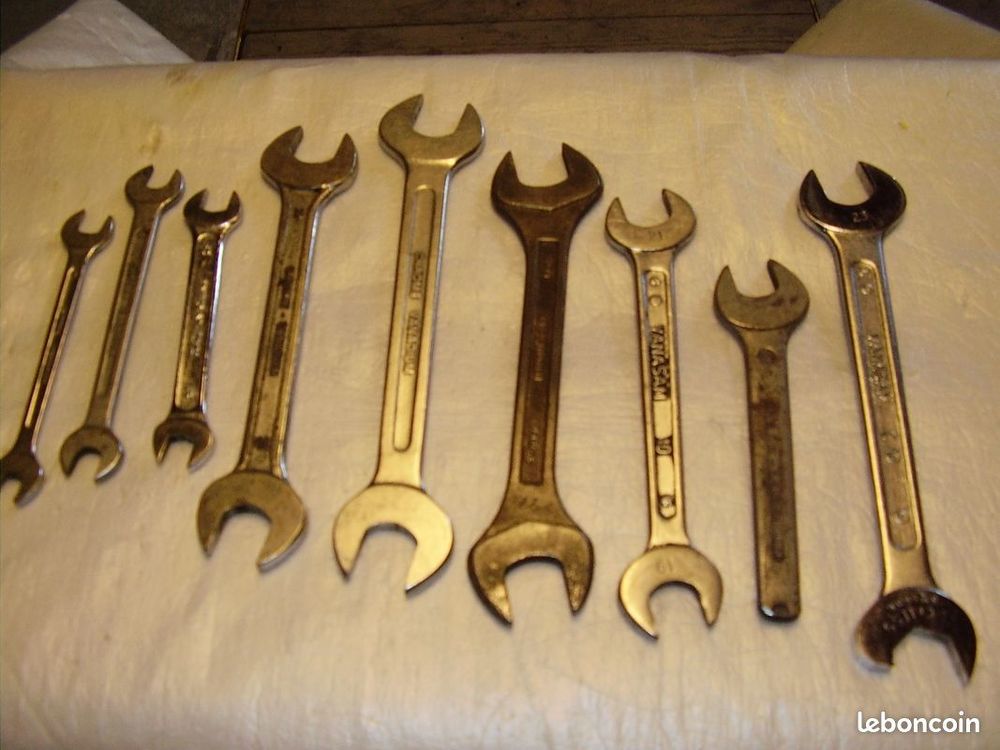 LOTS DE 8 cl&eacute;s PLATE Bricolage