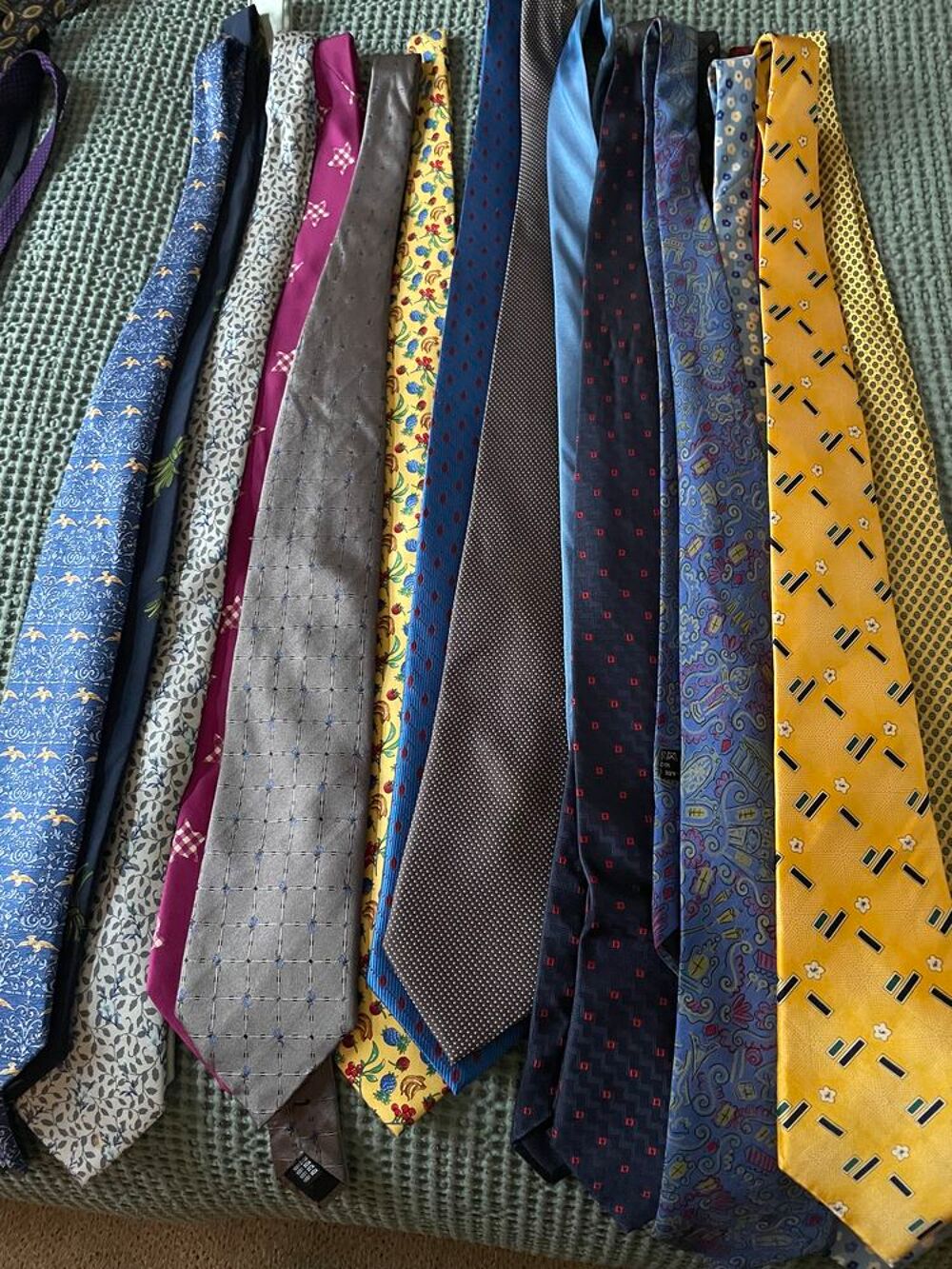 LOT DE 50 CRAVATES Vêtements