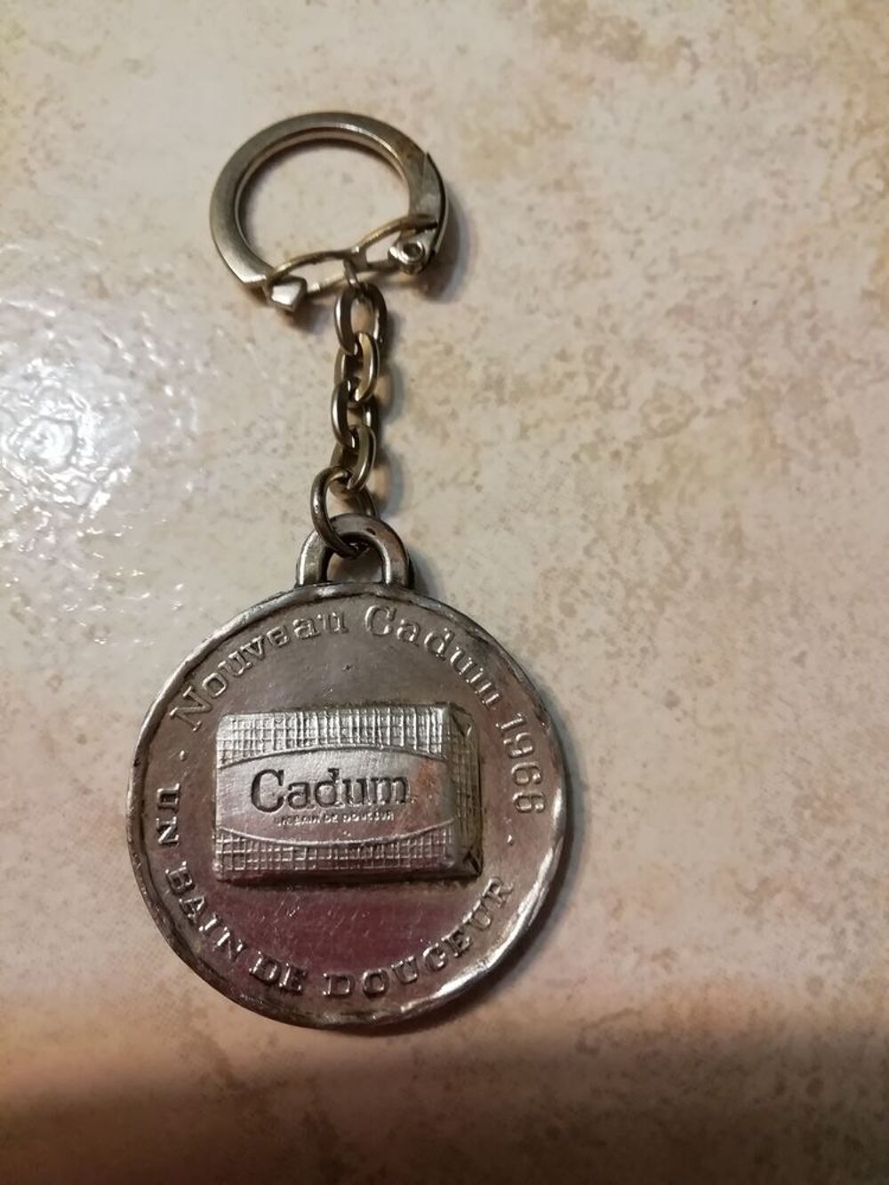 PORTE CLE BEBE CADUM pouvant servir de cadeau naissance b&eacute;b
