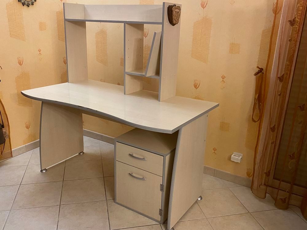 Bureau m&eacute;lamin&eacute; avec caisson et &eacute;tag&egrave;re assortis Meubles