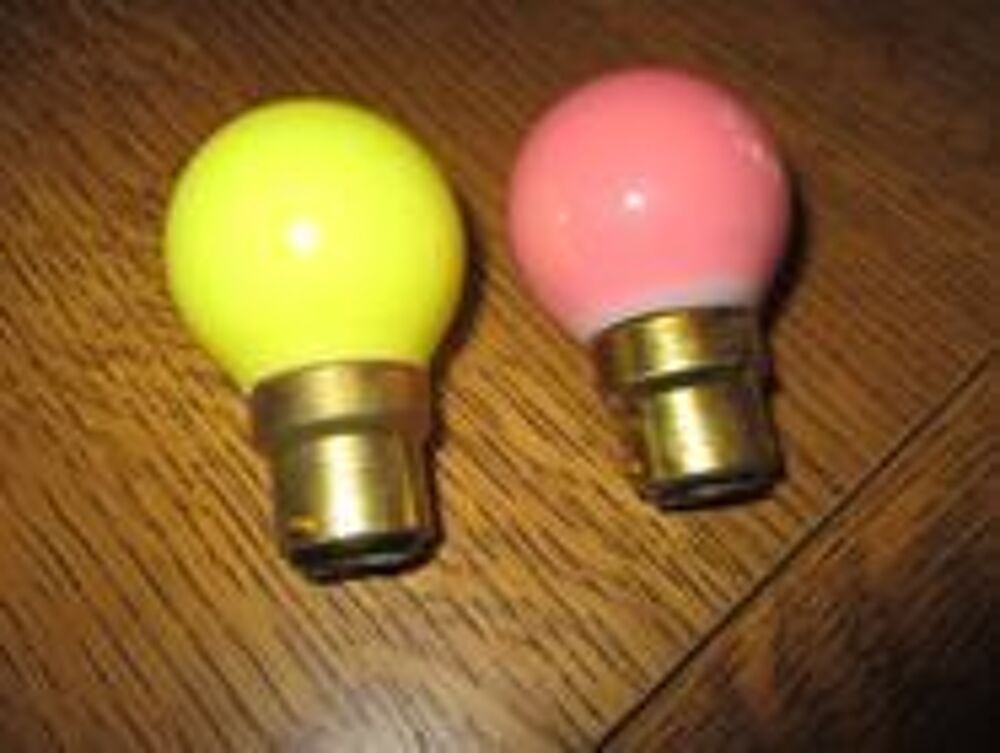 3 lampes 25 watt color&eacute;es et un blanche Dcoration