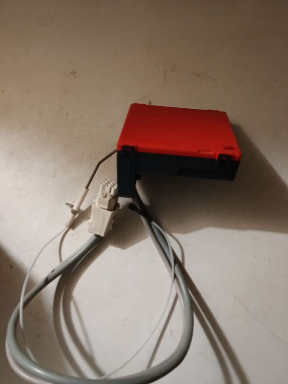 Bo&icirc;tier &eacute;lectronique avec c&acirc;bles et connecteur Bricolage
