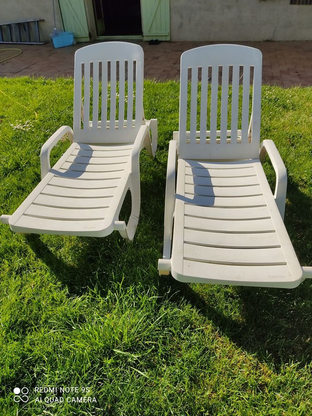  2 transats blancs. tr&egrave;s bon &eacute;tat Jardin