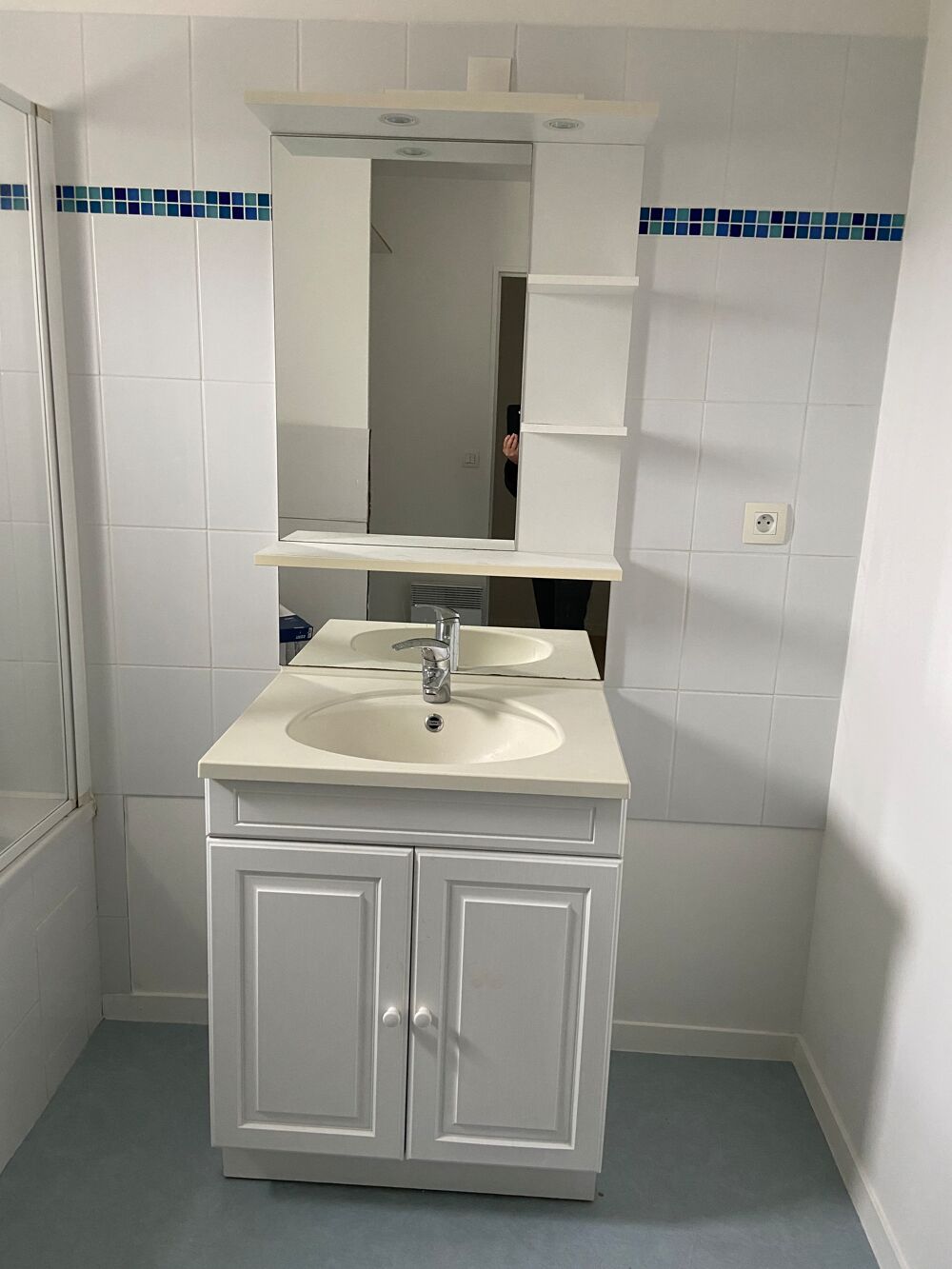 Meuble vasque salle de bain avec mitigeur et glace int&eacute;gr&eacute;e Meubles