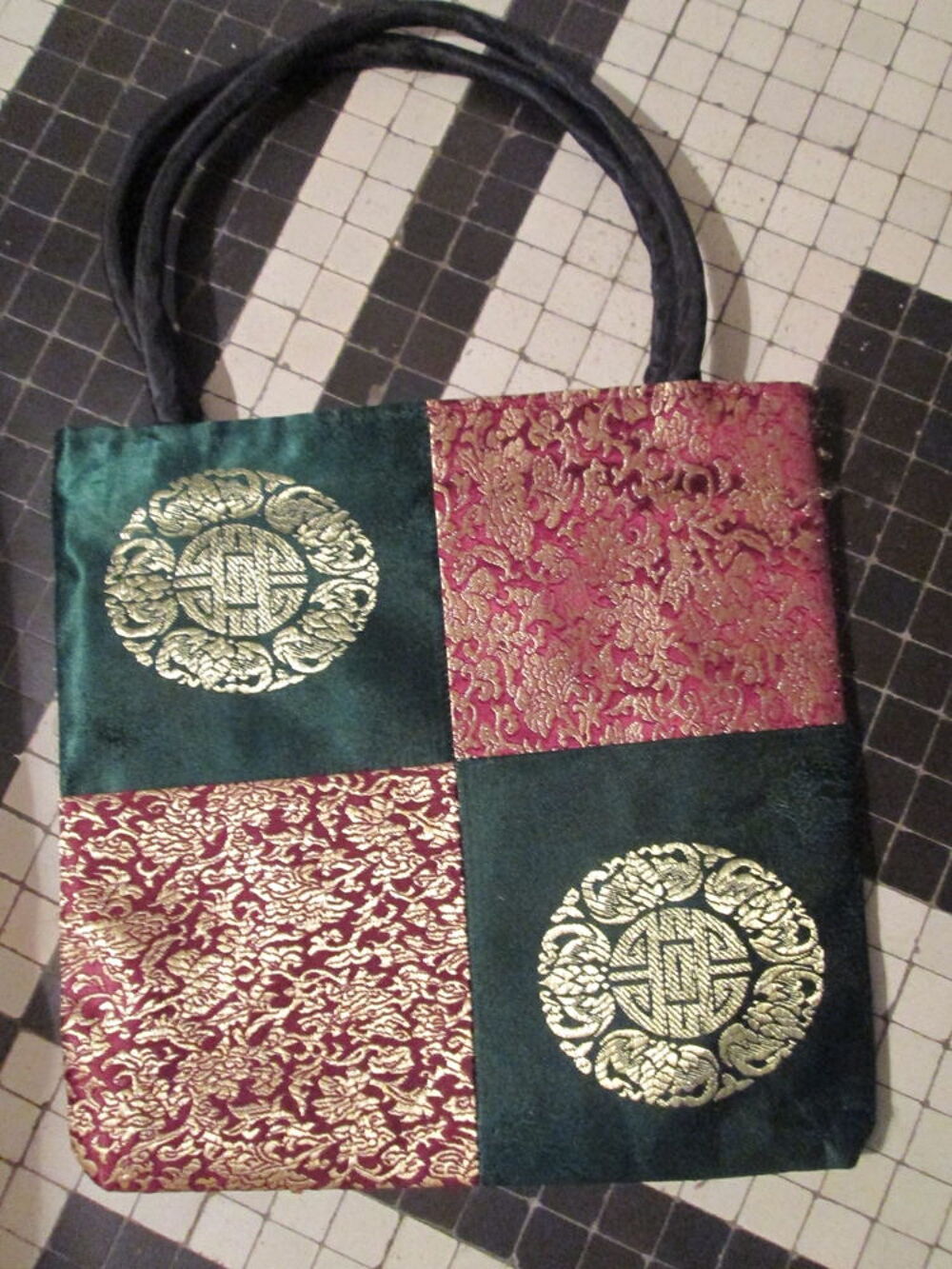 Sac &agrave; main en soie vert or et rouge motifs asiatiques Maroquinerie