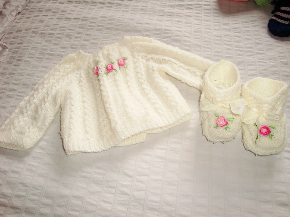 Brassi&egrave;re et chaussons assortis 1er &acirc;ge blanc Vêtements enfants
