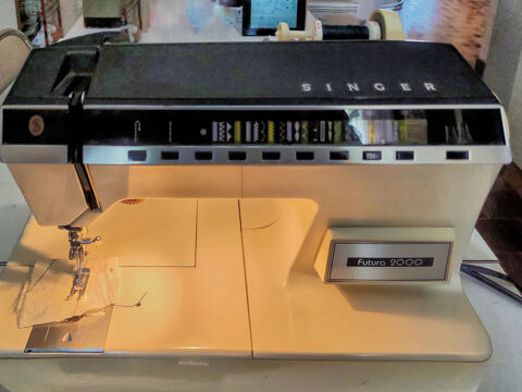 EXCEPTIONNEL :  Machine à coudre SINGER Futura 2000 de 1979 Louverné (53)