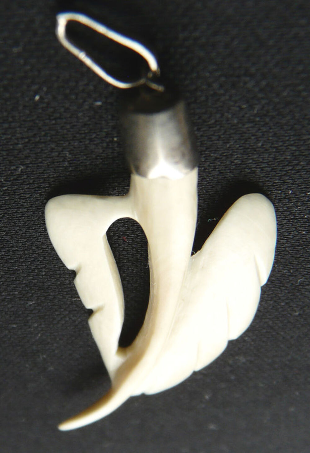 Pendentif couleur Ivoire en Os ou mati&egrave;re Naturelle 2 ailes Bijoux et montres