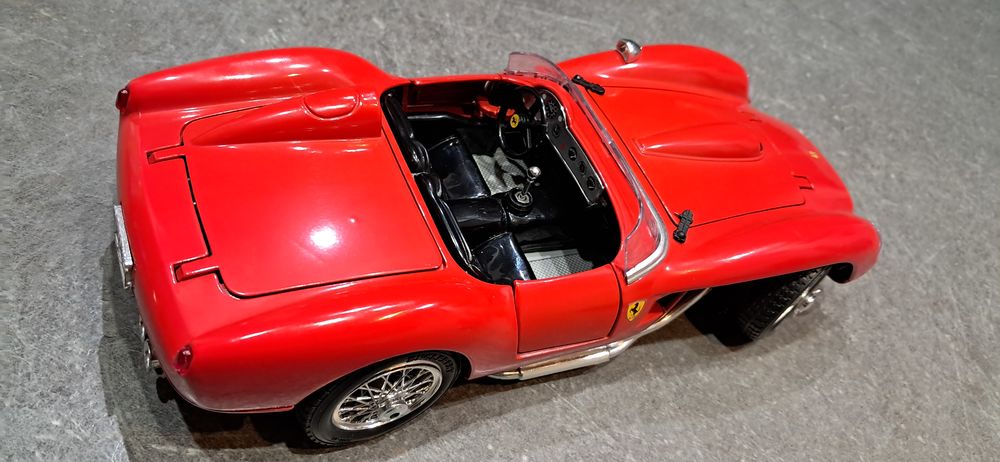 N&deg;328 - Ferrari 250 Testa Rossa Burago 1/18 Jeux / jouets