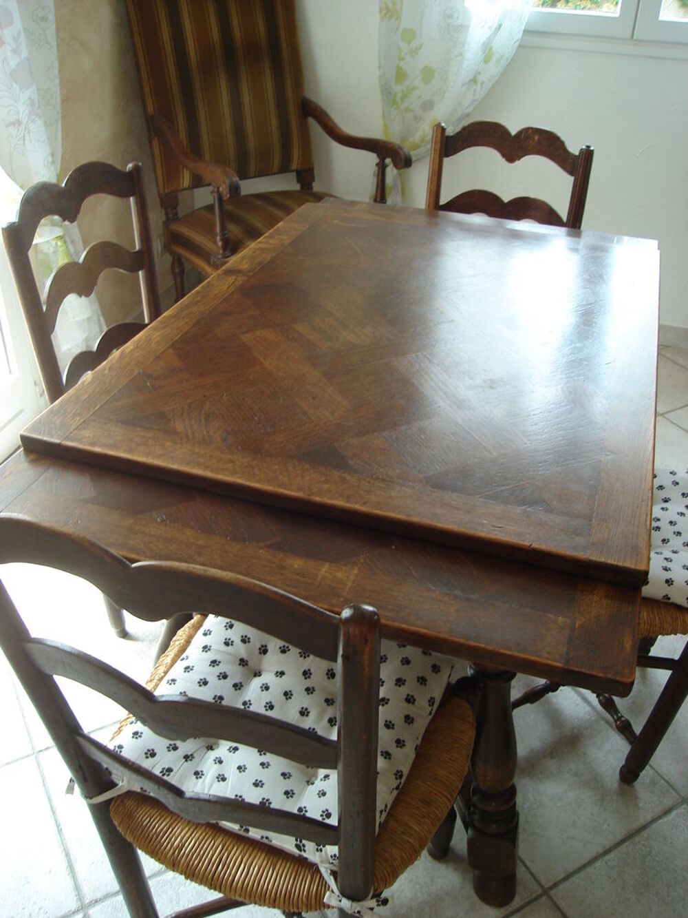 table et 4 chaises paill&eacute;es Meubles
