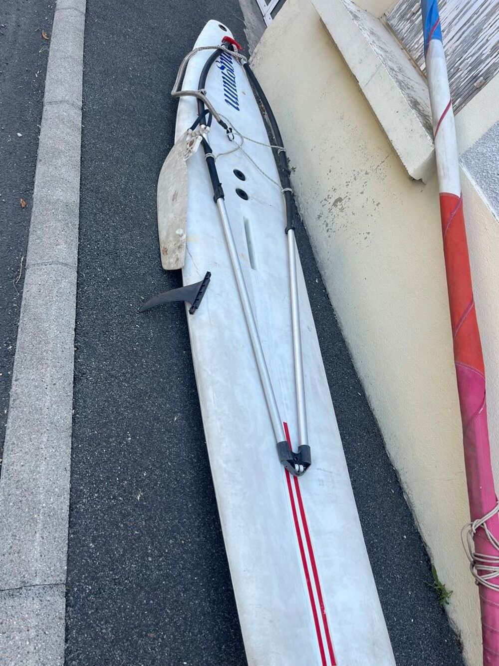 Planche &agrave; voile , longueur de planche de 3m90 plus arceau .. Sports