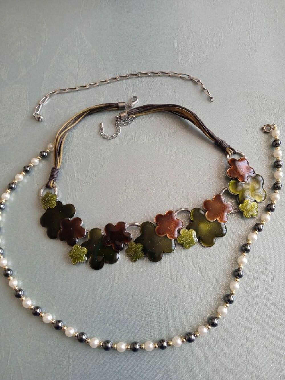 bracelet, collier fantaisie et &agrave; perles Bijoux et montres
