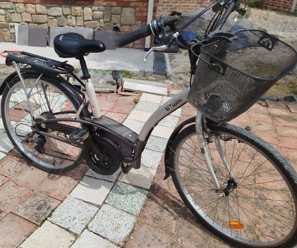 velo femme decatlhon ,7 vitesses ,couleur noire,b.twin Vélos