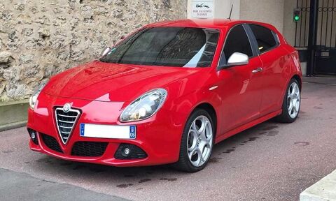 Alfa-romeo giulietta Rouge Alfa Romeo 8C très rare, ma
