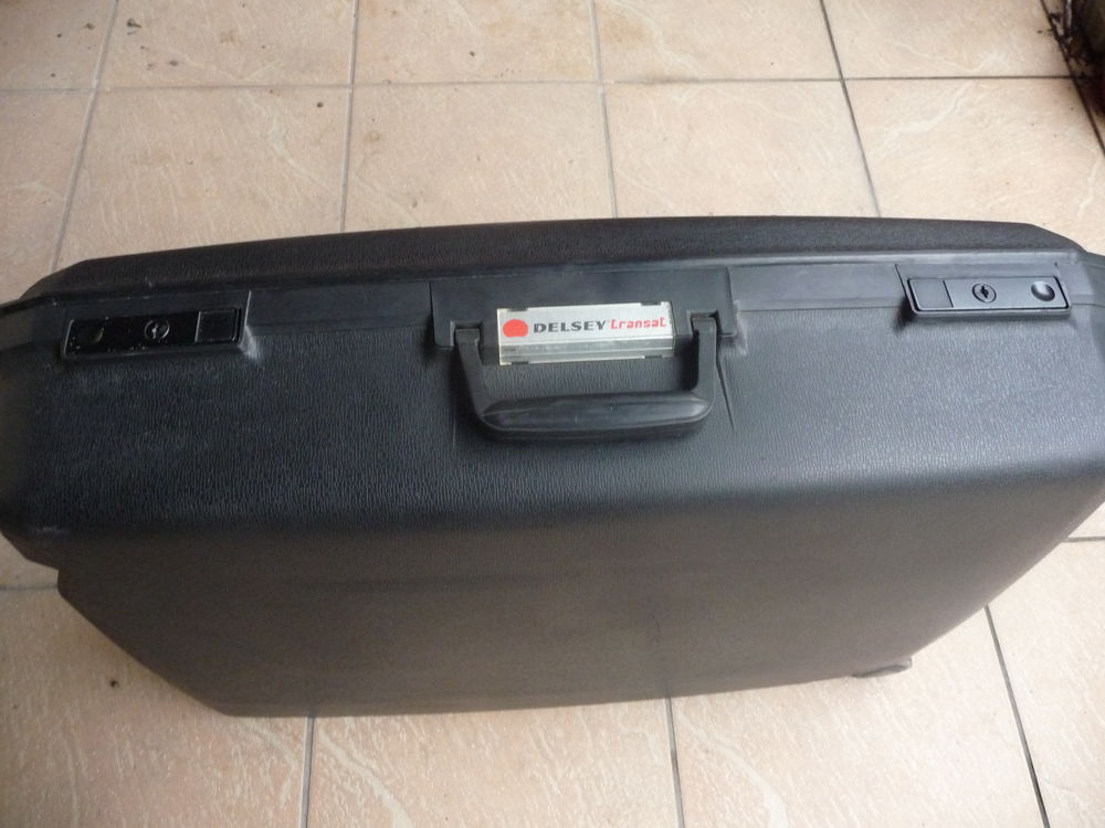 Grande valise noire Delsey Transat &agrave; roulettes
rigide Décoration