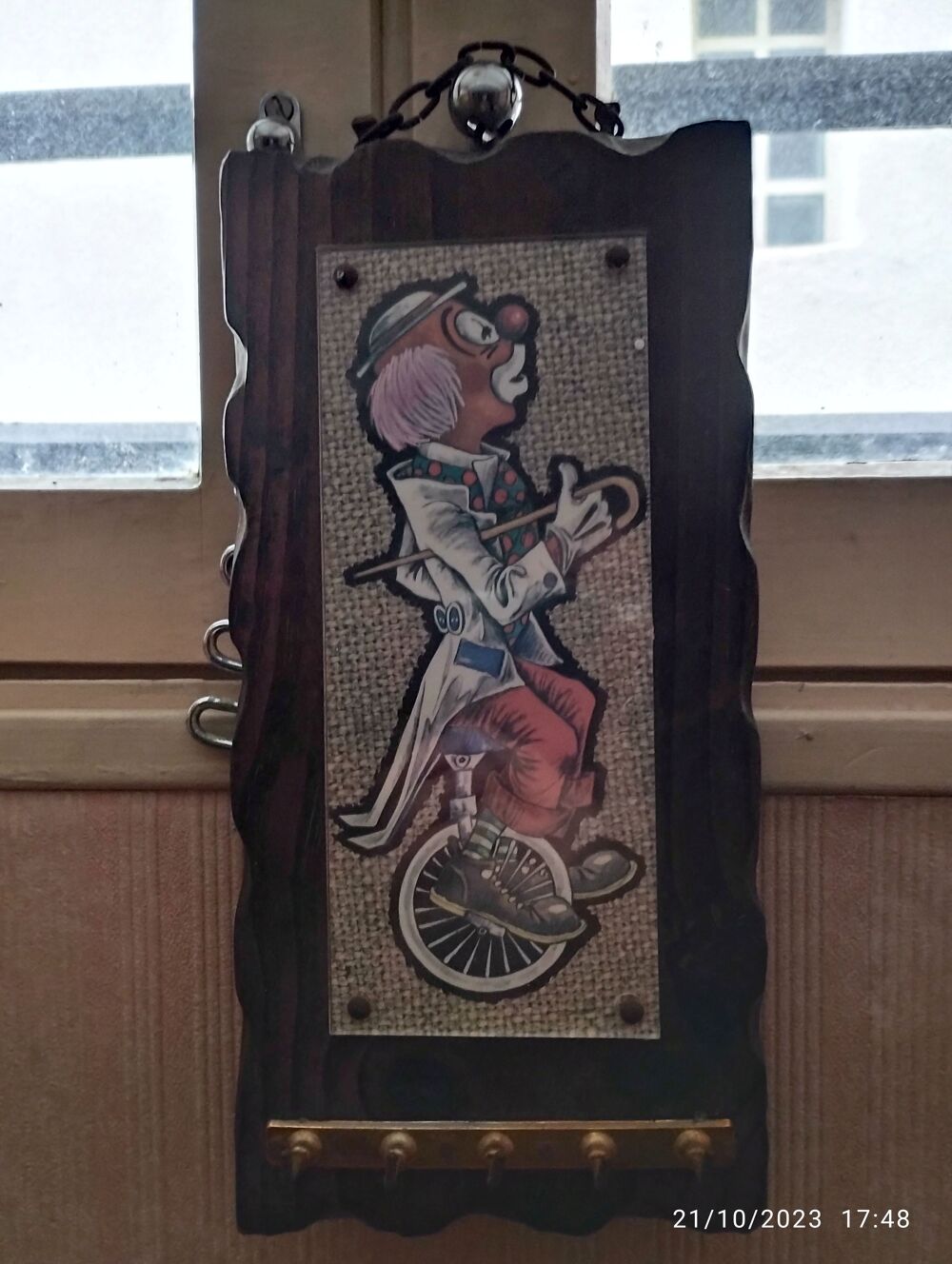Porte clefs mural en bois massif motif clown Décoration