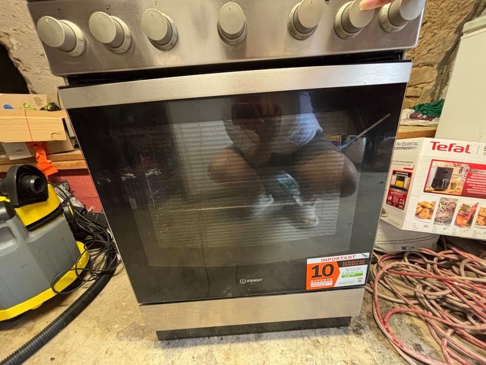 Gazini&egrave;re vitro c&eacute;ramique indesit Electroménager
