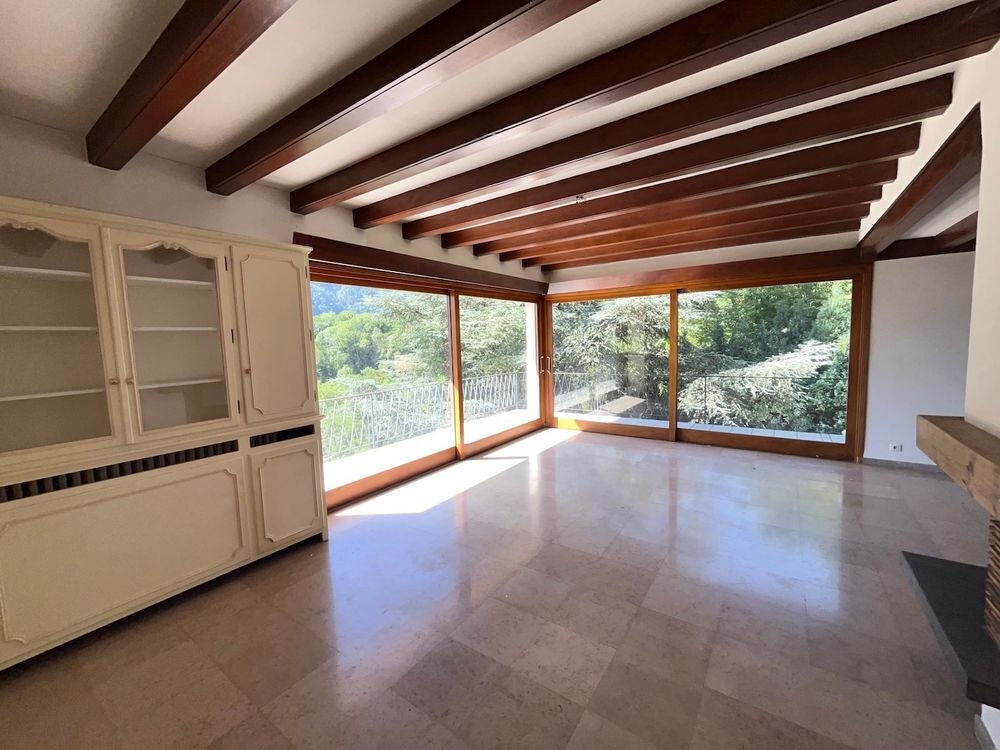 Vente Maison SAINT JEAN DE MAURIENNE Sur les petites hauteurs ensoleillées, offrant une vue imprenable sur la vallée et les montagnes environnantes, spacieuse et lumineuse maison d'architecte d'une superficie habitable de 220 m2 + Terrasses carrelées + dépendances, le Saint-jean-de-maurienne