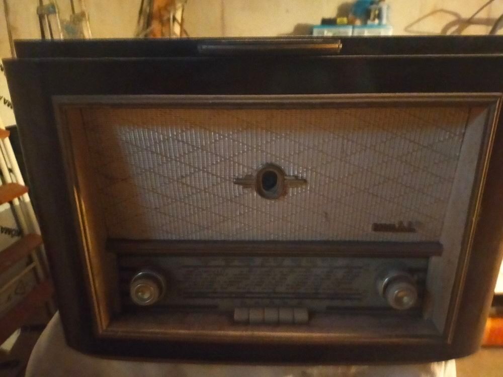 3 postes anciens et 1 tourne disque 