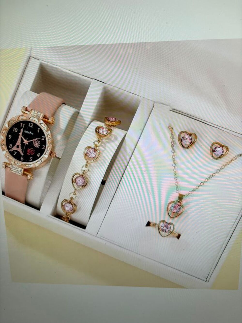Montre bracelet rose et sa monture.
Bijoux et montres