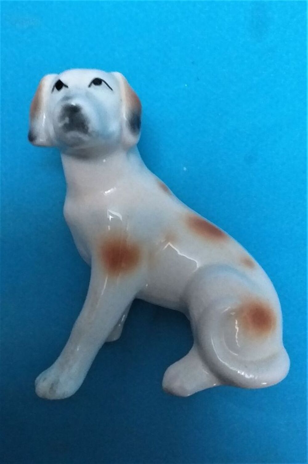 Chien en c&eacute;ramique ou porcelaine Hauteur 9 cm 