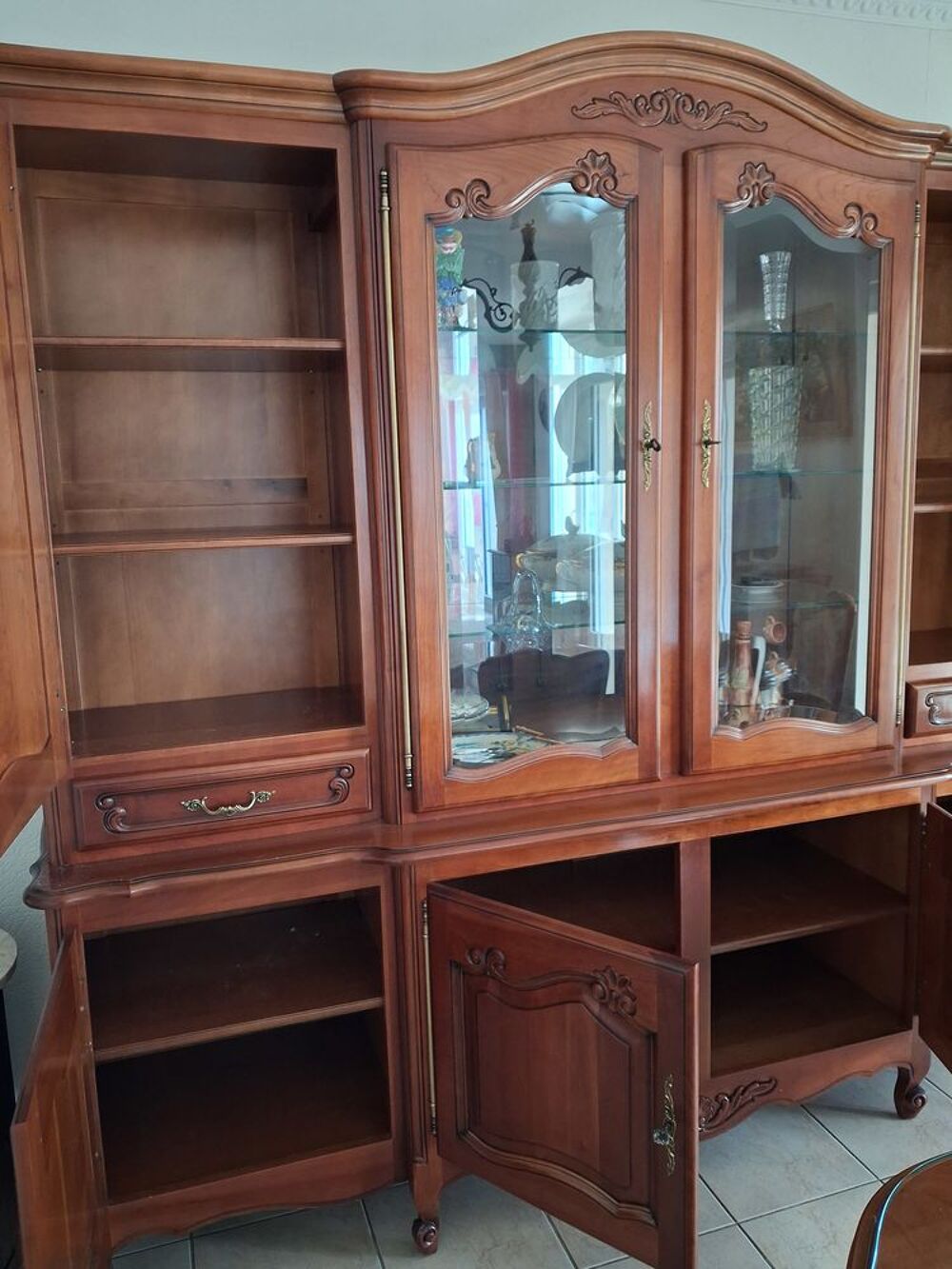 Buffet avec nombreux rayons Meubles